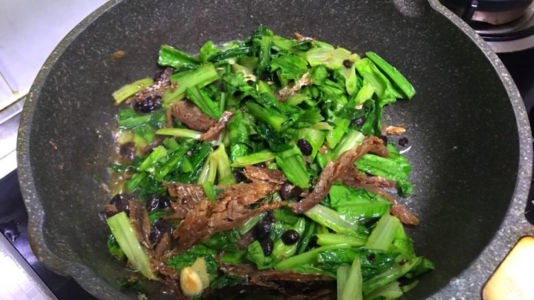 豆豉鲮鱼烧油麦菜,翻炒一分钟出锅,这道菜不用加盐,罐头很咸