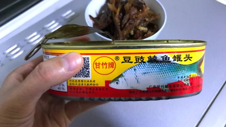 豆豉鲮鱼烧油麦菜,鱼罐头