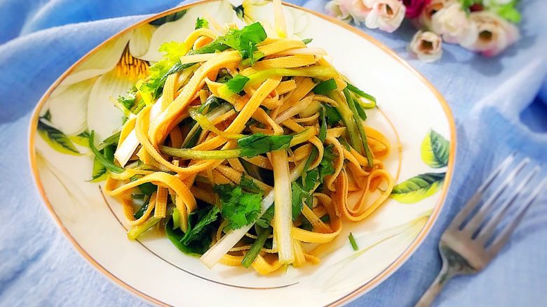 适合冬天里吃的凉菜（香菜大葱拌豆皮）,夹煎饼也很好吃的哦