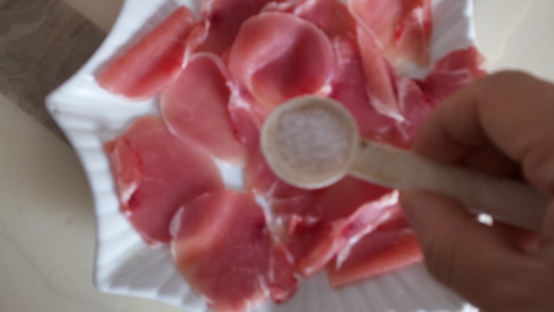 #吃掉一朵花#里脊肉饭团,放盐和白胡椒粉抓匀腌制