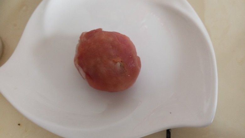 #吃掉一朵花#里脊肉饭团,用里脊肉包裹上