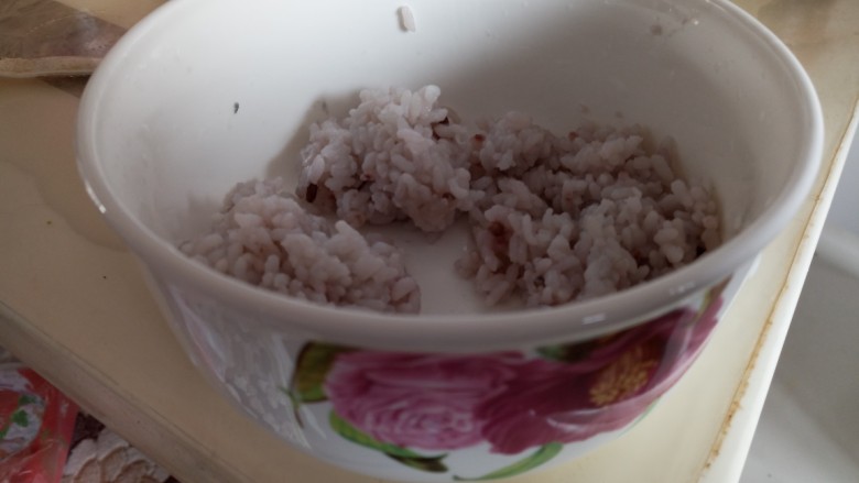 #吃掉一朵花#里脊肉饭团,<a style='color:red;display:inline-block;' href='/shicai/ 507'>米饭</a>盛出来