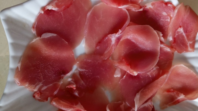 #吃掉一朵花#里脊肉饭团,里脊肉放冰箱冷冻一下切成薄片