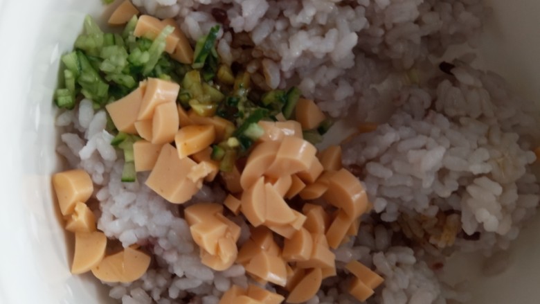 #吃掉一朵花#里脊肉饭团,加入肠,黄瓜,加两滴香油