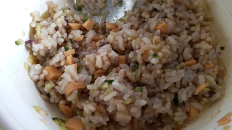 #吃掉一朵花#里脊肉饭团,搅拌均匀