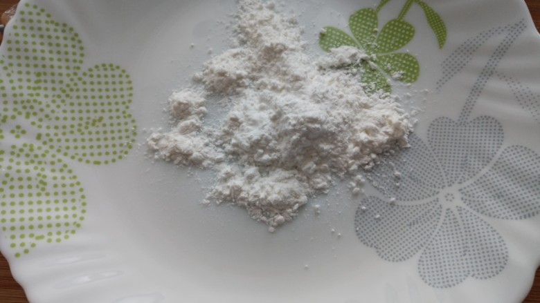 #吃掉一朵花#里脊肉饭团,淀粉撒在盘子里