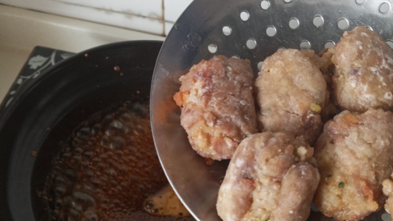 #吃掉一朵花#里脊肉饭团,放进锅里均匀的裹上汤汁