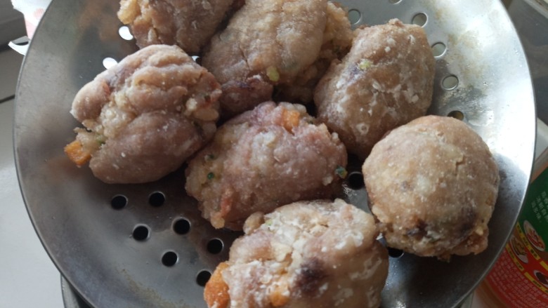 #吃掉一朵花#里脊肉饭团,炸好的饭团控好油
