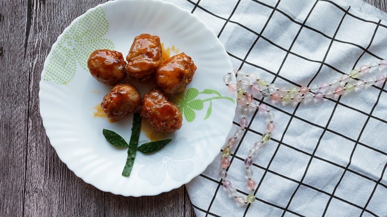 #吃掉一朵花#里脊肉饭团,摆盘即可