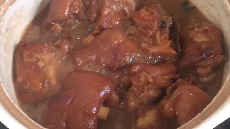 黄豆焖猪蹄,在煸炒的同时 将沙锅内放入清水烧开。放入发好的黄豆 水烧开后 加入一边炒好的猪蹄 放入豆瓣酱 <a style='color:red;display:inline-block;' href='/shicai/ 741'>香叶</a> <a style='color:red;display:inline-block;' href='/shicai/ 710'>桂皮</a> 食盐 进行炖煮 20分钟后 调小火 炖至熟透