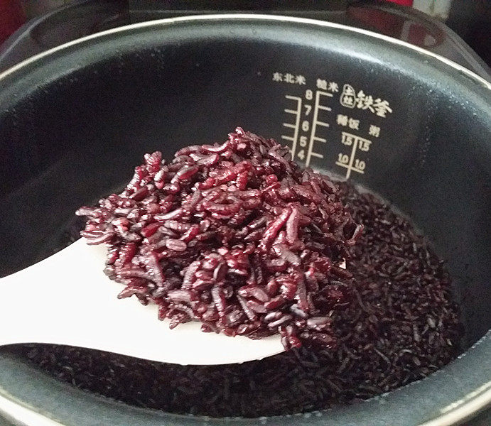 双糯米蒸饭包油条,打开饭煲:香气扑面而来、煮好的黑糯米饭又香又粘、粒粒分明更透亮