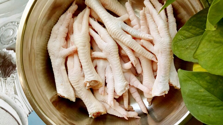 不得不收藏的独家配方泡椒凤爪,准备<a style='color:red;display:inline-block;' href='/shicai/ 4552'>凤爪</a>600g，用清水浸泡两个小时，泡出血水后，用清水冲洗干净，备用