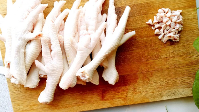 不得不收藏的独家配方泡椒凤爪,把清洗干净的凤爪切掉指甲，备用