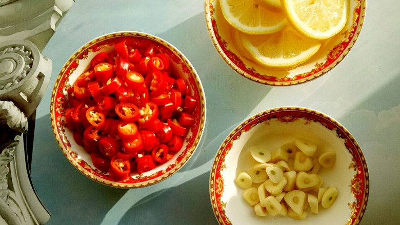 不得不收藏的独家配方泡椒凤爪,<a style='color:red;display:inline-block;' href='/shicai/ 595'>柠檬</a>清洗干净，切成薄片备用