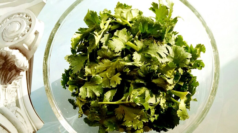 不得不收藏的独家配方泡椒凤爪,<a style='color:red;display:inline-block;' href='/shicai/ 131'>香菜</a>一棵，洗净，切成小段备用