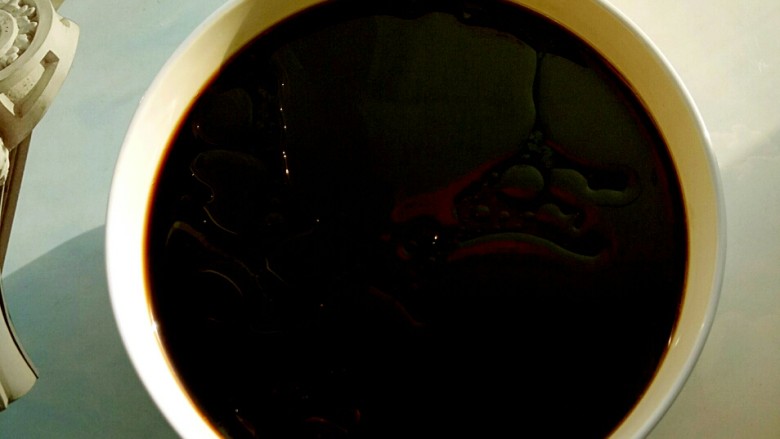 不得不收藏的独家配方泡椒凤爪,调制酱汁:取一个大碗，倒入200g<a style='color:red;display:inline-block;' href='/shicai/ 768'>香醋</a>