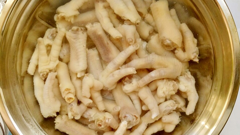 不得不收藏的独家配方泡椒凤爪,把鸡爪用刀一分为三块，这样更容易入味儿哦