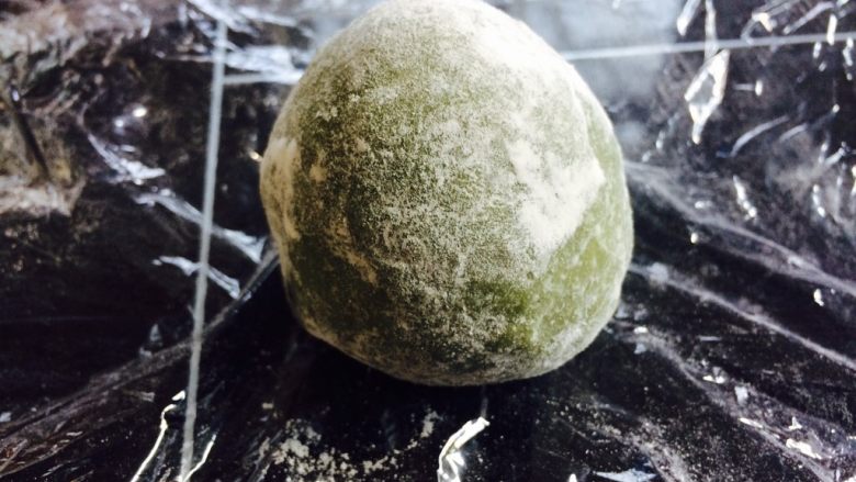 草莓大福,还做了青汁口味的,青汁我用的大麦若叶青汁