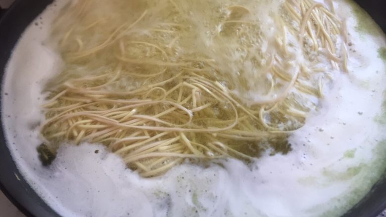 重庆调料拌面,另起锅放入水烧开放入挂面,煮熟捞出。