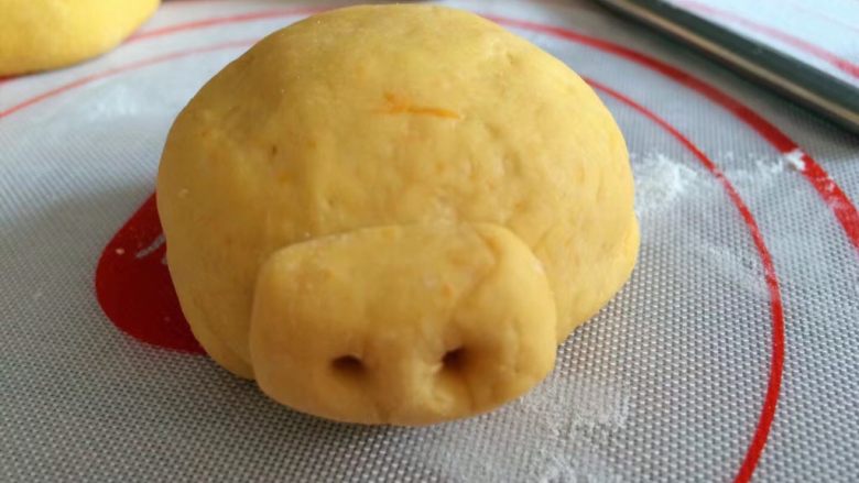 #感恩节食谱#可爱的南瓜小猪馒头,小面团搓椭圆形,轻轻按扁,沾点水,沾到猪身体上,筷子戳两个洞,就是猪鼻孔