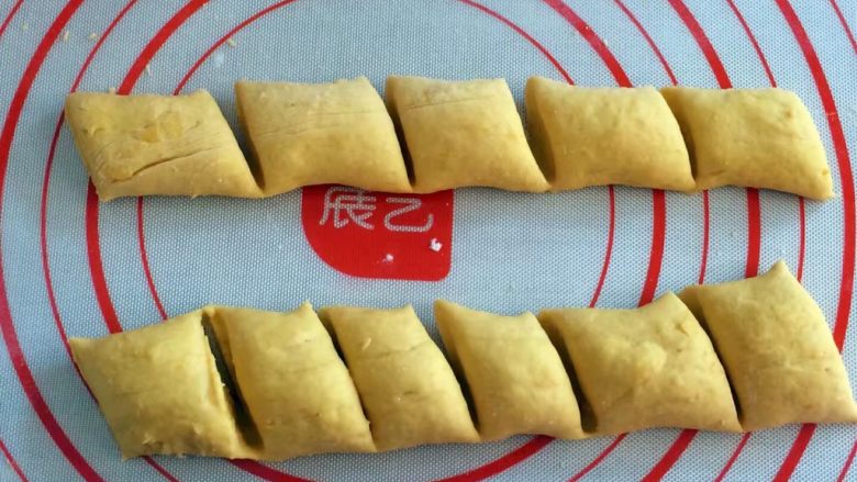 #感恩节食谱#可爱的南瓜小猪馒头,取一小部分面团切成小剂子,一会做猪耳朵,猪尾巴