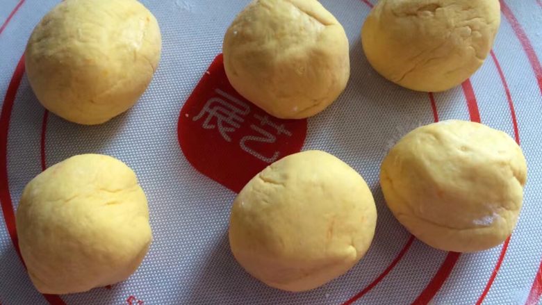 #感恩节食谱#可爱的南瓜小猪馒头,大的剂子搓圆球形,做猪身体部分