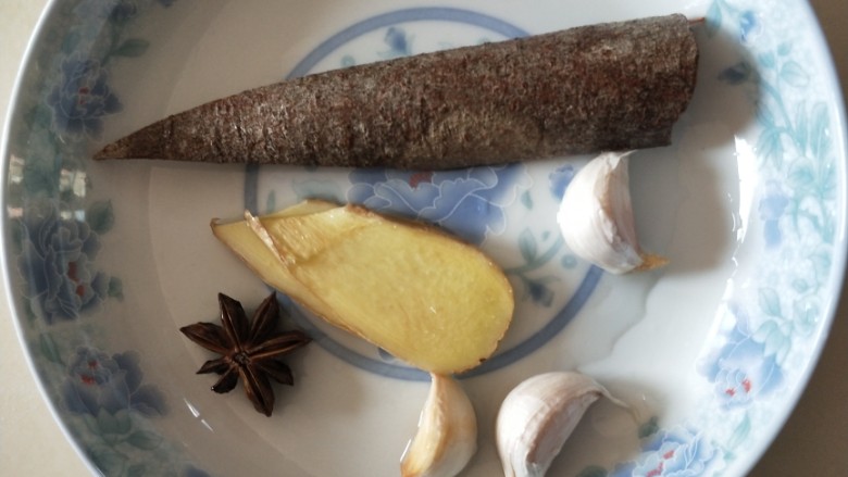 红烧秘制鸡爪,加这备好的材料倒锅里。放一小勺盐,<a style='color:red;display:inline-block;' href='/shicai/ 4367'>米酒</a>一勺,醋一小勺,酱油一勺。