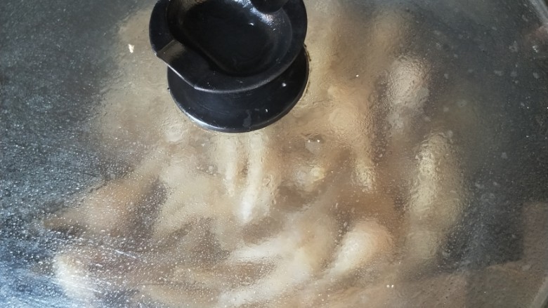 红烧秘制鸡爪,大火烧开,小火慢扽20分钟。
