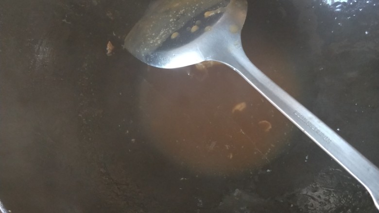 红烧秘制鸡爪,捞出鸡爪,剩下的烫只有一点点最好。