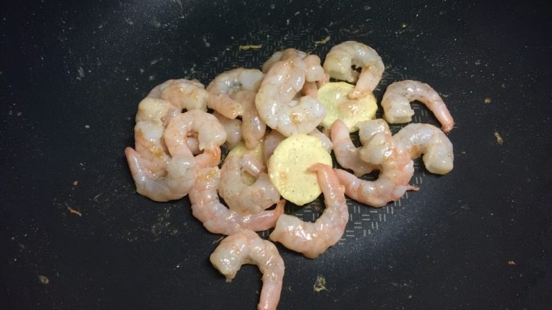 咖喱虾仁,锅里放油,烧热,下虾仁翻炒至变色,然后盛起备用。