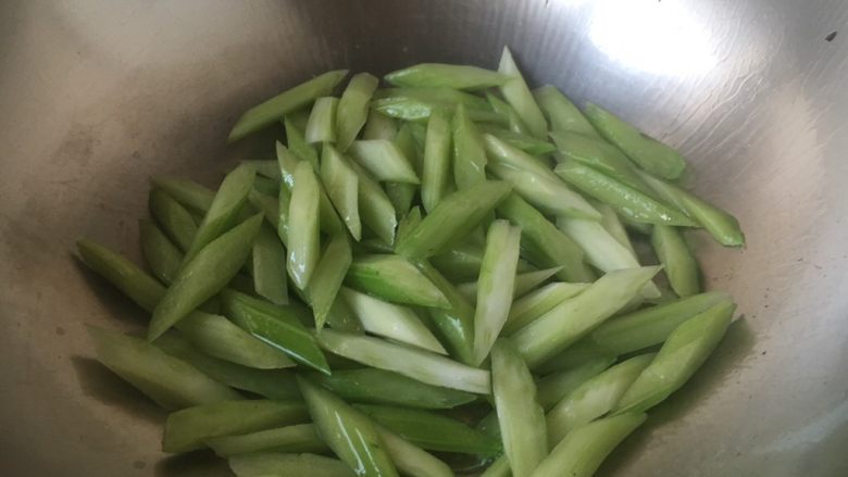 #感恩节食谱# 西芹百合炒腰果,大火,放入西芹段,翻炒一下。