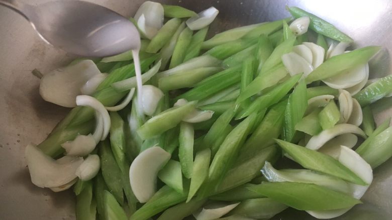 #感恩节食谱# 西芹百合炒腰果,淋入少许的水淀粉,勾薄芡。