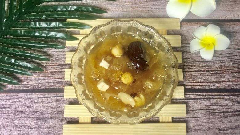 红枣银耳莲子羹,完成!外面真的喝不到这么浓稠的银耳羹😋