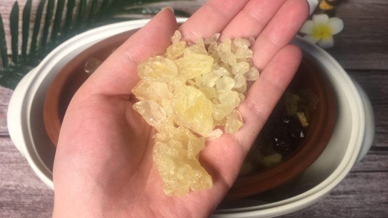 红枣银耳莲子羹,当汤羹的胶质状达到你满意的程度了再放入<a style='color:red;display:inline-block;' href='/shicai/ 866'>冰糖</a>,继续炖煮10分钟