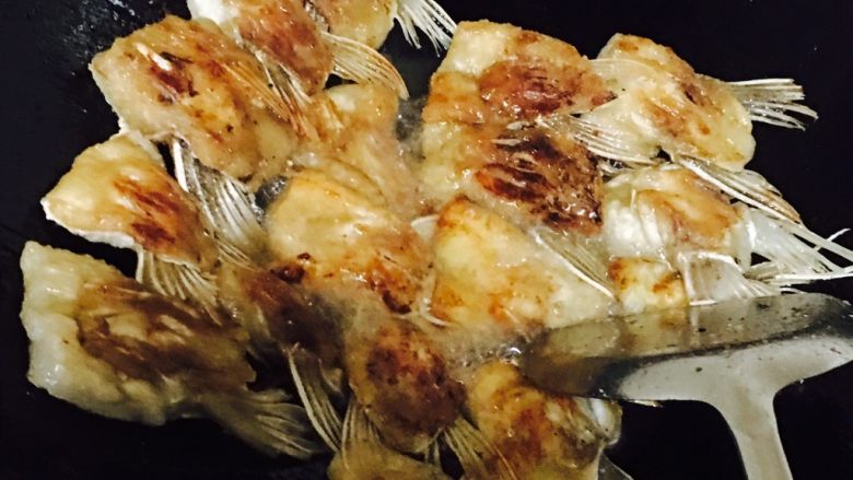 煎焖鱼腩,煎至黄色到黄色再把鱼腩翻过来大火煎,煎3分钟
