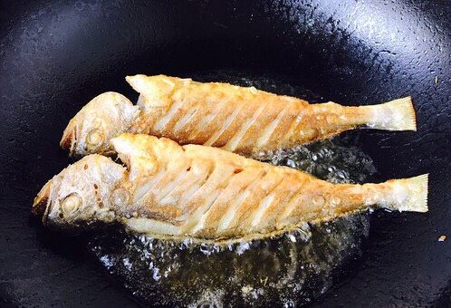 #感恩节食谱# 香煎小黄鱼,当鱼的一面煎至金黄色时翻过来再煎另一面,两面都煎至金黄色就OK了。 不过,请小朋友们一定要有耐心煎制,煎制时要用中小火。