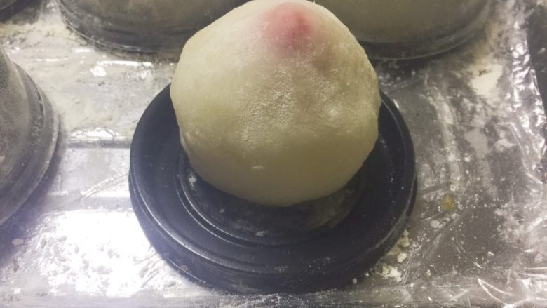 草莓大福,装入封闭的盒子内,没有盒子也可以用保鲜膜包着,防止水分流失干皮