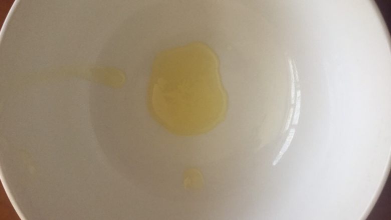 草莓大福,瓷碗受热均匀所以我选择瓷碗,碗底放一些油
