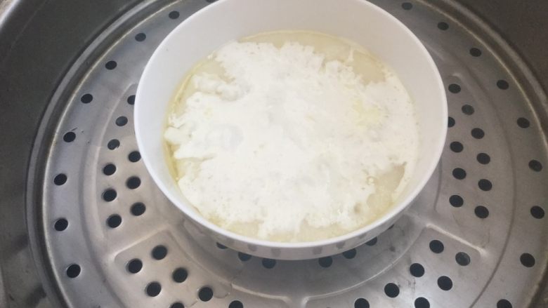 草莓大福,蒸到一半可以掀开盖子搅拌一下,熟的快一些