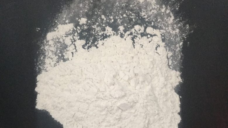草莓大福,放入不粘锅中翻炒,一定要用小火,以免炒糊,炒好后放凉备用