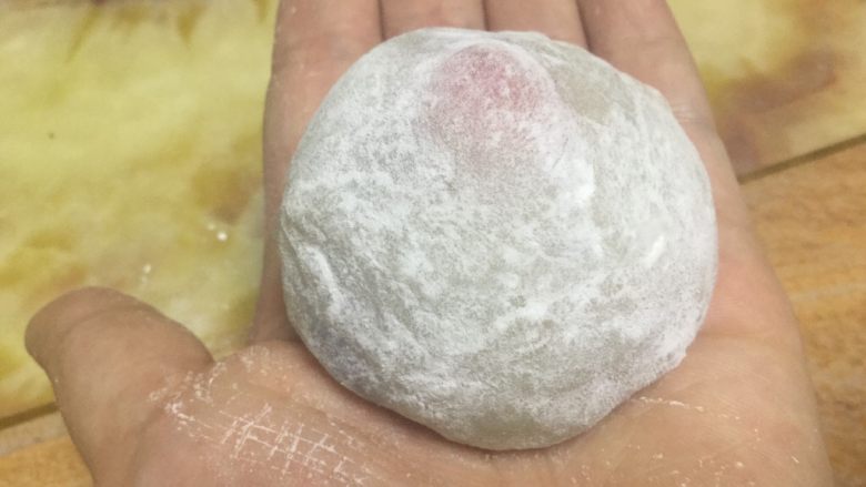 草莓大福,然后包着草莓豆沙,在裹上一层糯米粉就好啦