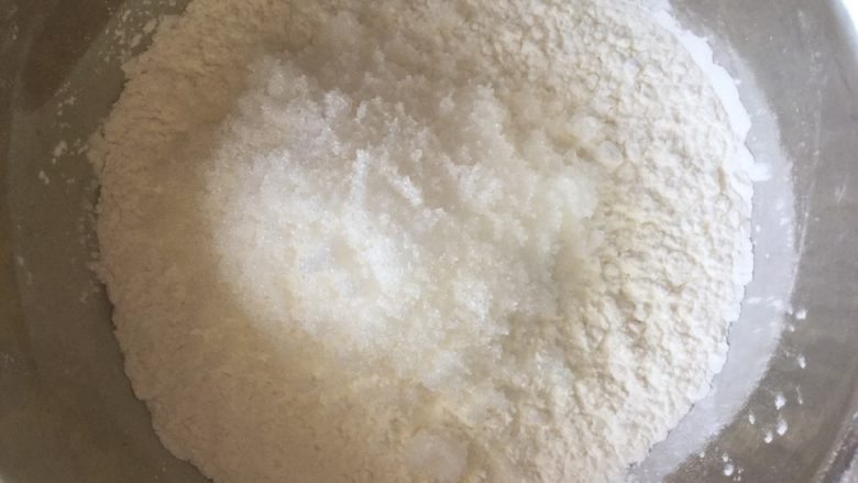 草莓大福,将材料混合,糖根据自己口味,喜欢甜的可以多放点,淀粉放糯米粉的3分之一即可