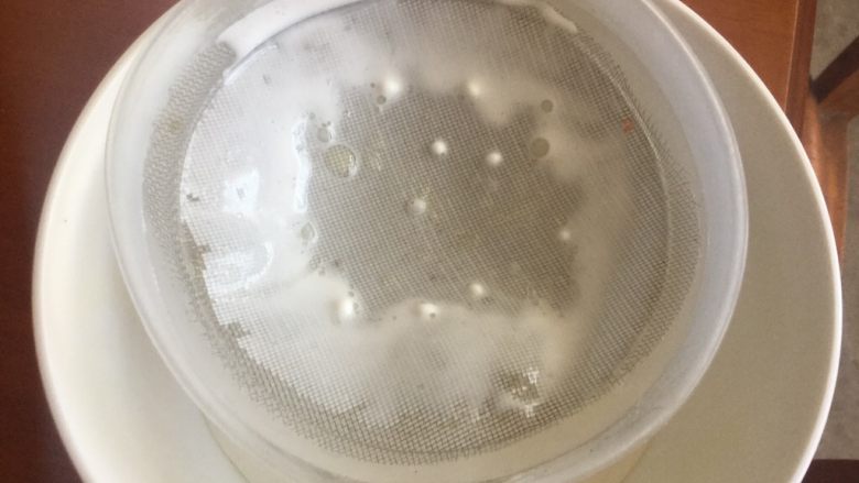 草莓大福,搅拌好的糯米糊过筛2次以上,口感更好