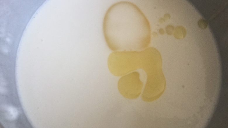 草莓大福,倒入花生油,搅拌