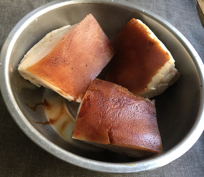芥菜肉,捞出擦干表面水分,抹一层老抽