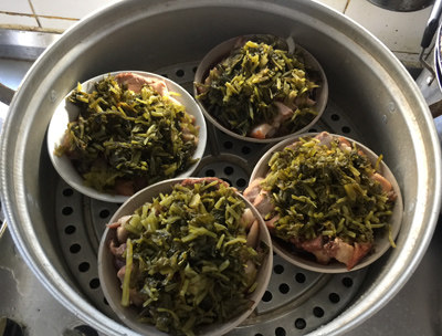 芥菜肉,上笼大火蒸一个小时