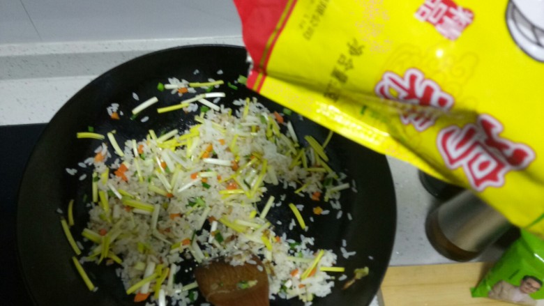 蒜黄炒米,放入少许鸡精提味,关火,搅拌均匀。