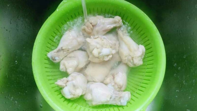 #感恩节食谱#红烧鸡翅根,捞出后用冷水冲洗,捞出淋干水份。