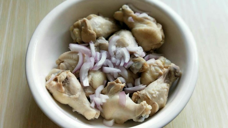 #感恩节食谱#红烧鸡翅根,焯好的鸡翅根加入大一点的器具中,来去切好的葱<a style='color:red;display:inline-block;' href='/shicai/ 37'>姜</a>蒜。