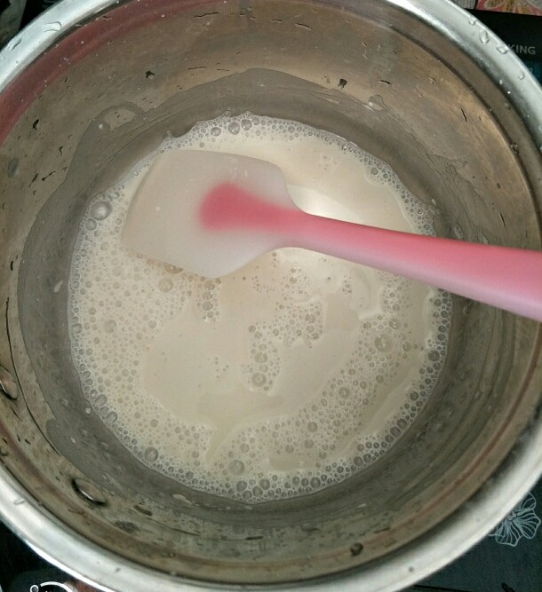 奶黄面包条,汤种材料倒入锅里搅拌均匀,开中小火加热浓稠,要不停的搅拌